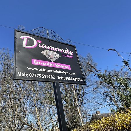 Diamonds Lodge Near York Hospital Ngoại thất bức ảnh