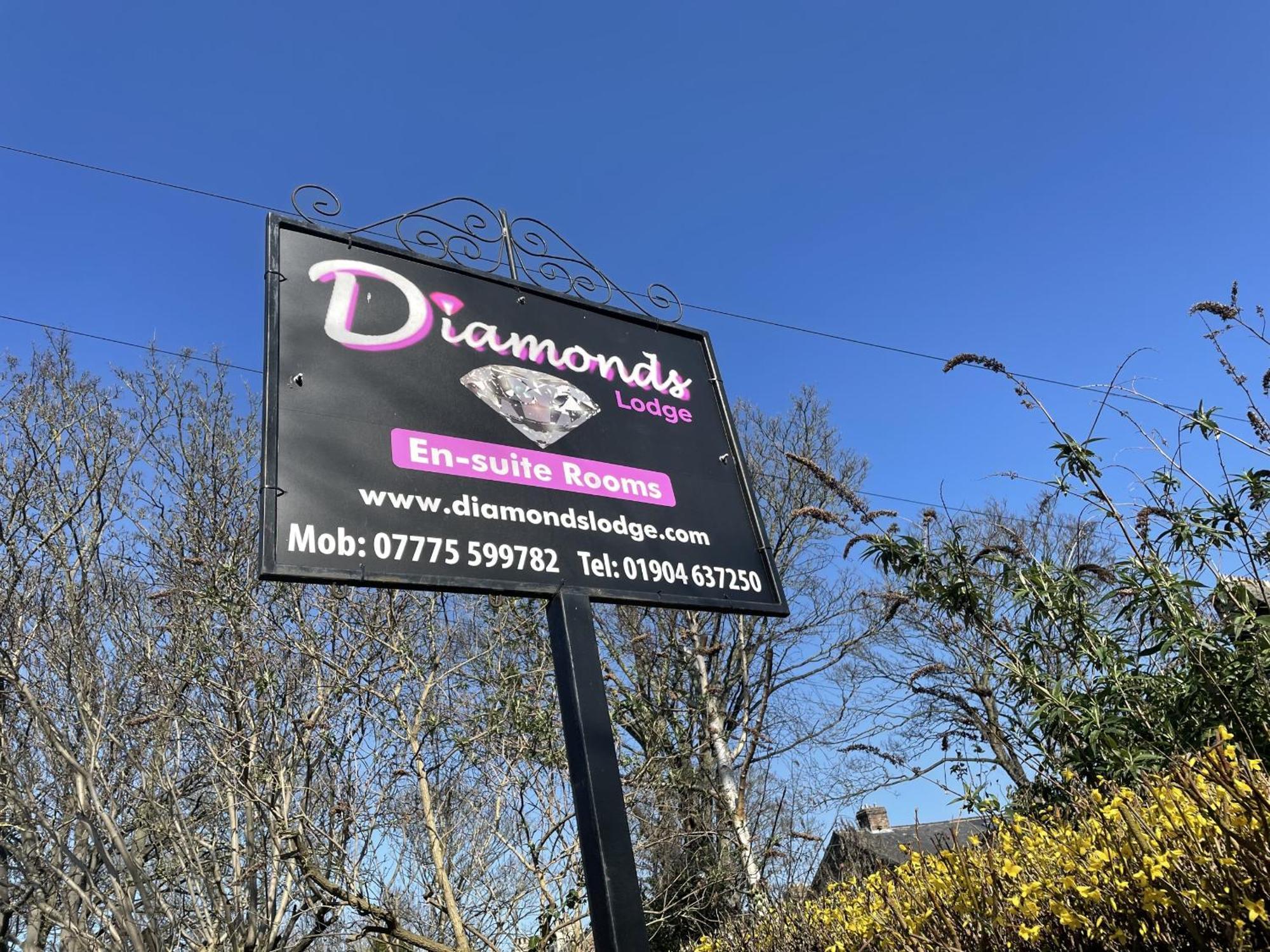 Diamonds Lodge Near York Hospital Ngoại thất bức ảnh